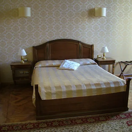 Dimora Al Doge Beato Canal View Bed & Breakfast 4*