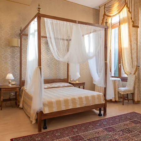 Dimora Al Doge Beato Canal View Bed & Breakfast 4*