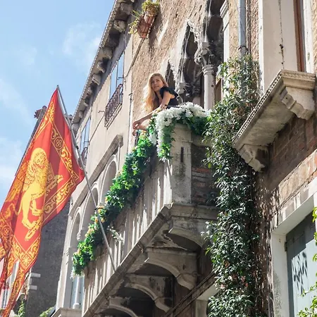 Dimora Al Doge Beato Canal View Bed & Breakfast 4*